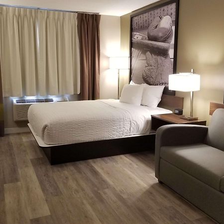 Super 8 By Wyndham Winnipeg West Eksteriør billede