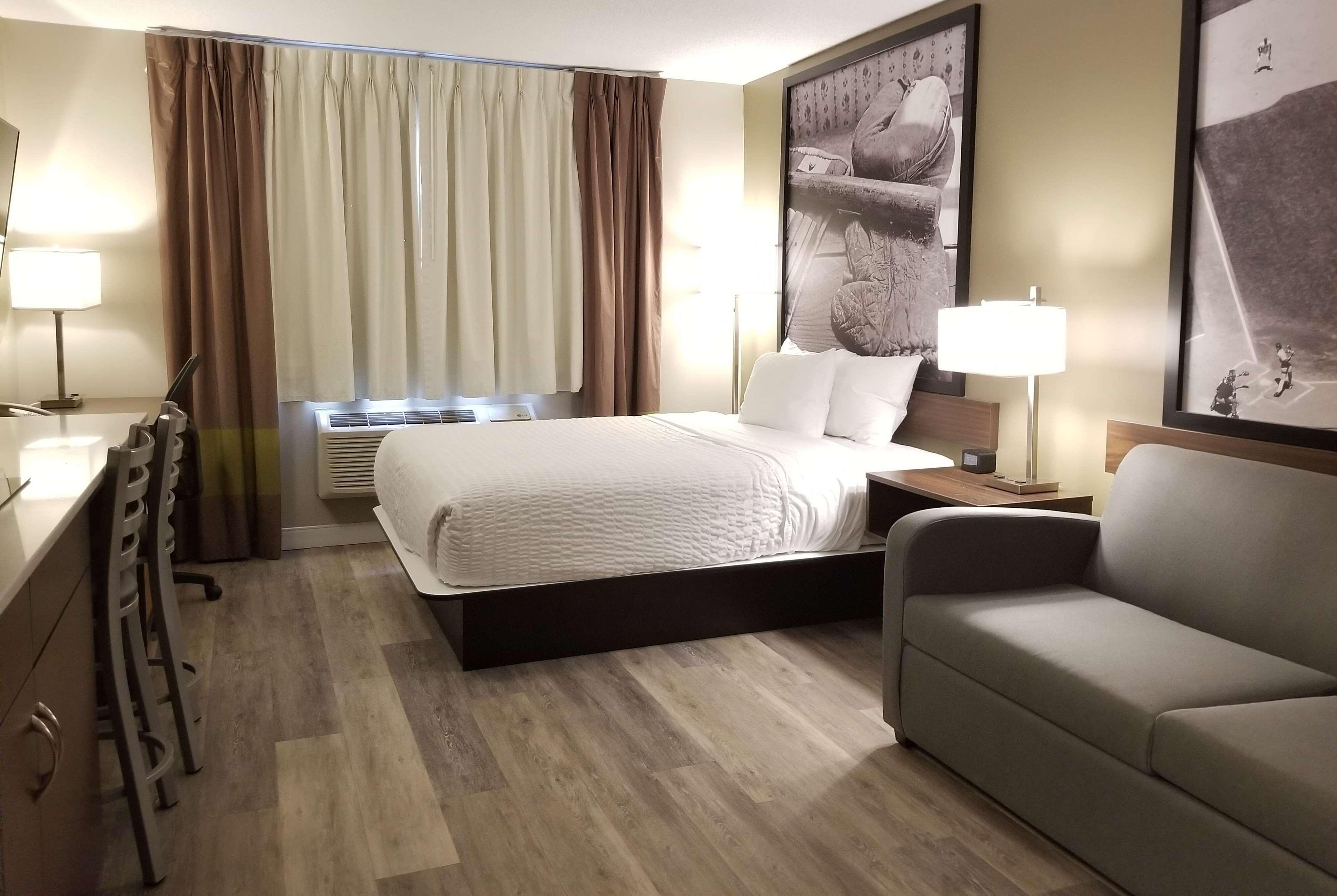 Super 8 By Wyndham Winnipeg West Eksteriør billede