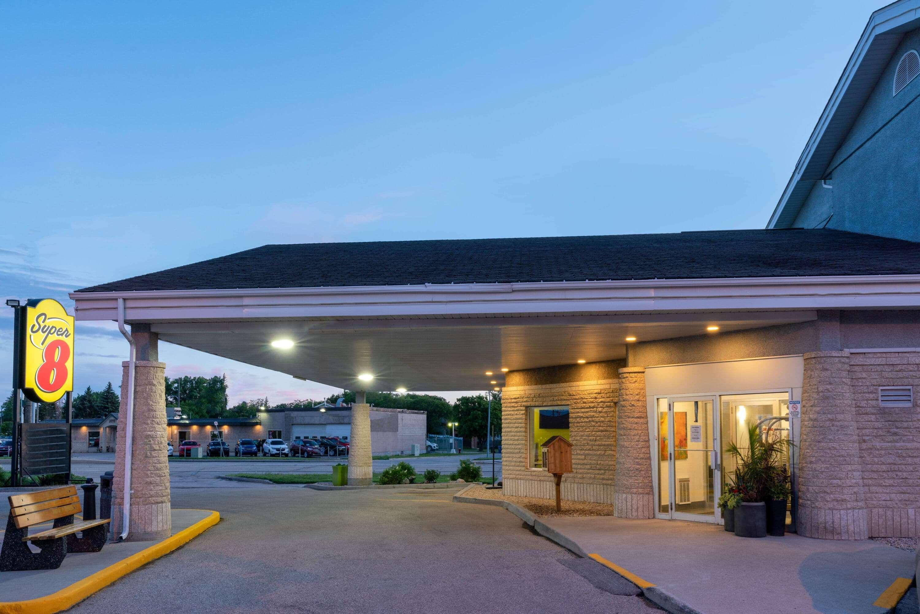 Super 8 By Wyndham Winnipeg West Eksteriør billede