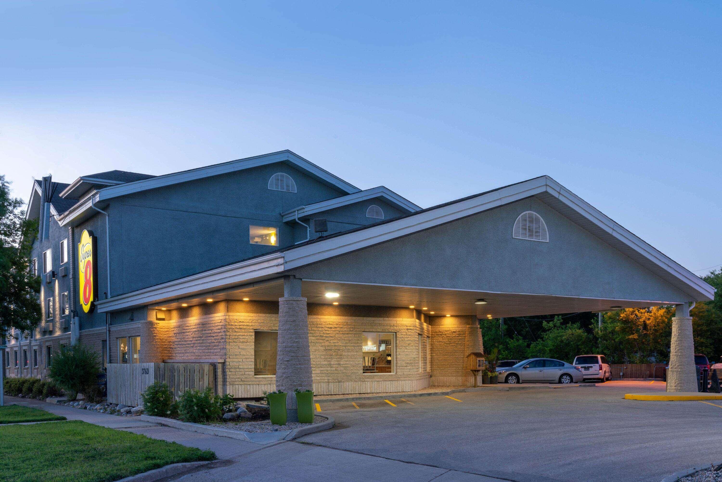 Super 8 By Wyndham Winnipeg West Eksteriør billede