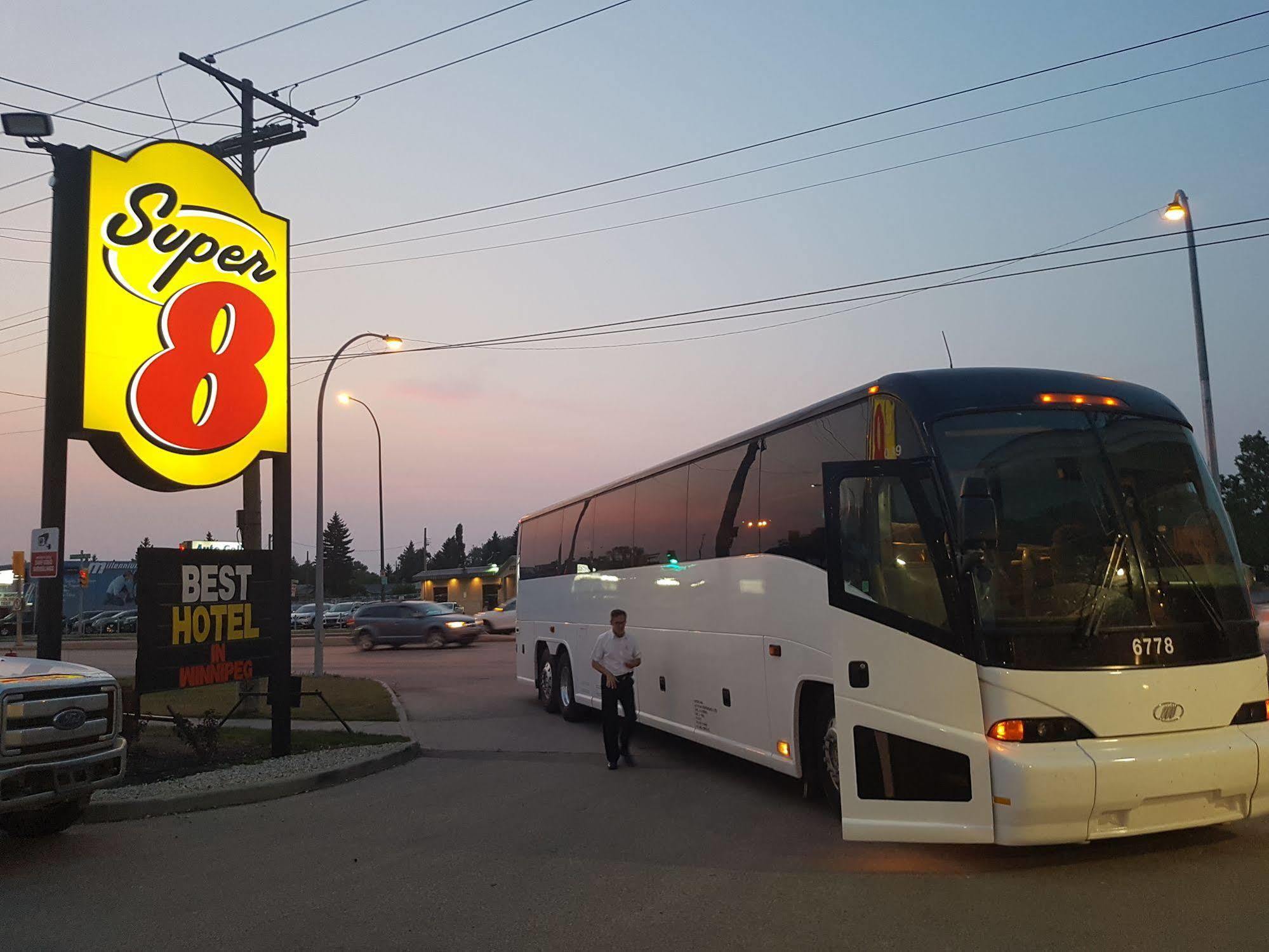 Super 8 By Wyndham Winnipeg West Eksteriør billede