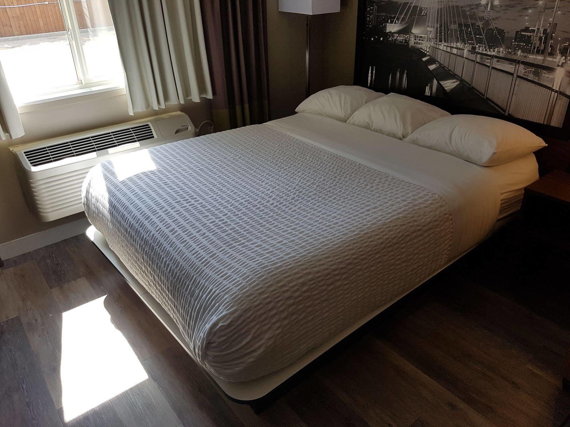 Super 8 By Wyndham Winnipeg West Eksteriør billede