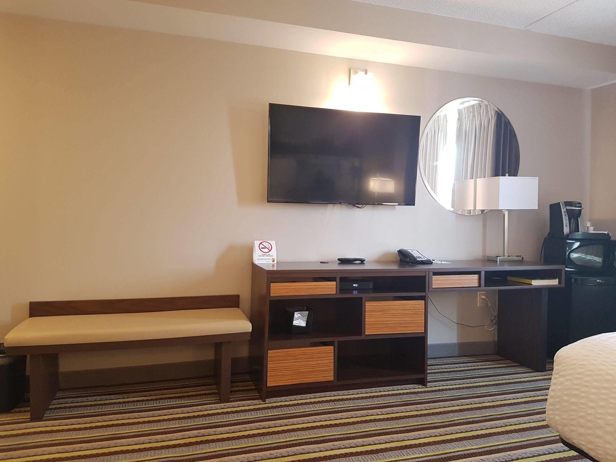 Super 8 By Wyndham Winnipeg West Eksteriør billede